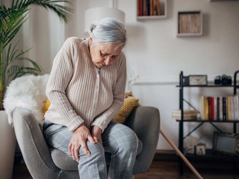 woman holding her thigh in pain